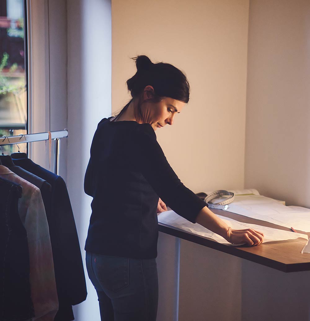 Edurne Moreno Tellería en su taller de sastrería