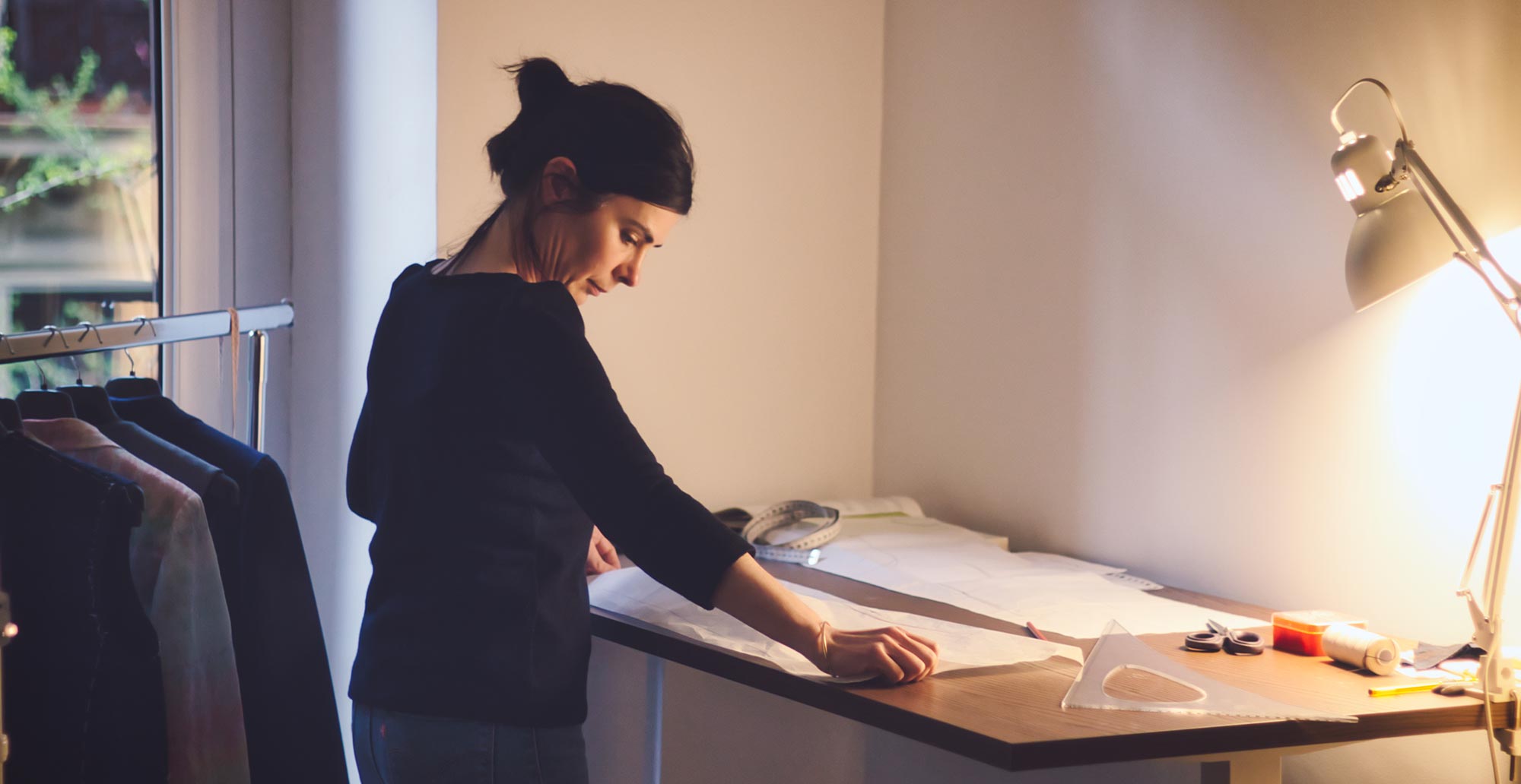 Edurne Moreno Tellería en su taller de sastrería