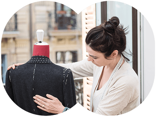 Edurne Moreno Tellería probando una nueva prenda hecha a medida en el maniui