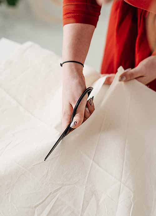 Mujer recortando un patrón  en tela