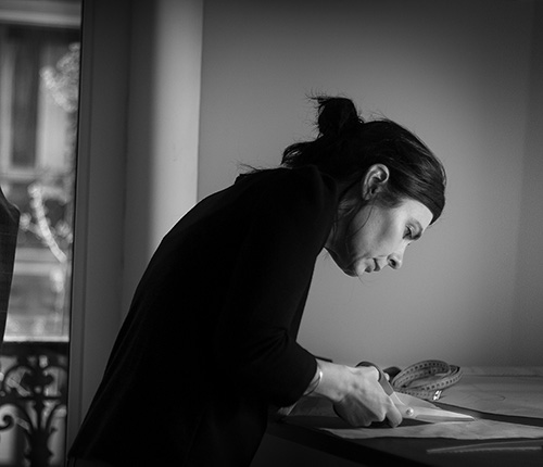 Edurne Moreno Tellería cortando un patrón en su taller de sastrería