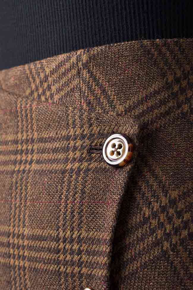 Detalle de ojales de falda hechos a mano.