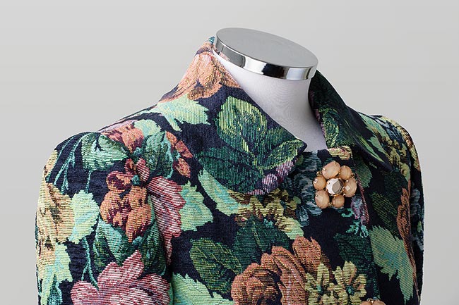 Detalle de cuello de abrigo en tela estampado floral. Sastrería Brune. 
