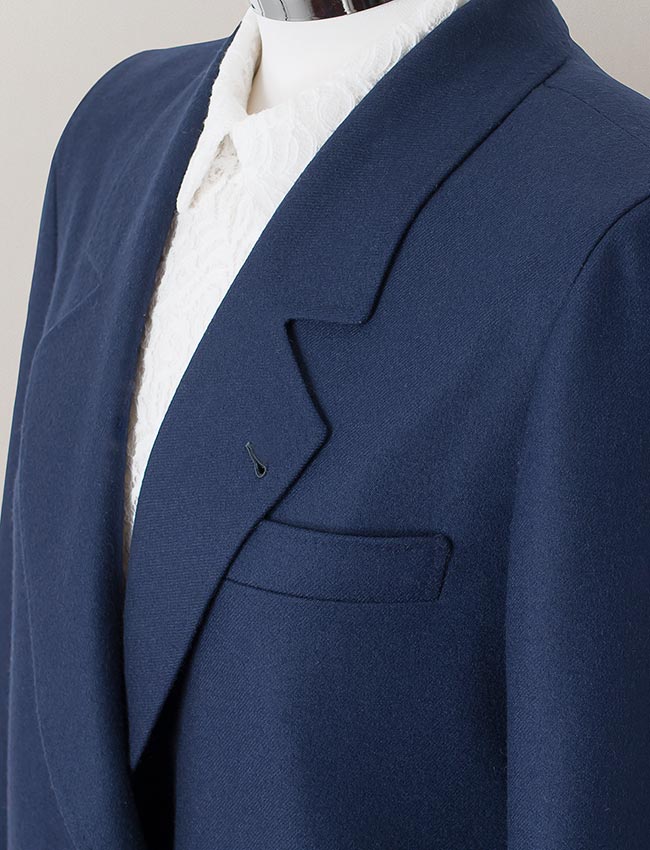 Detalle de solapa blazer de costura picada al canto.