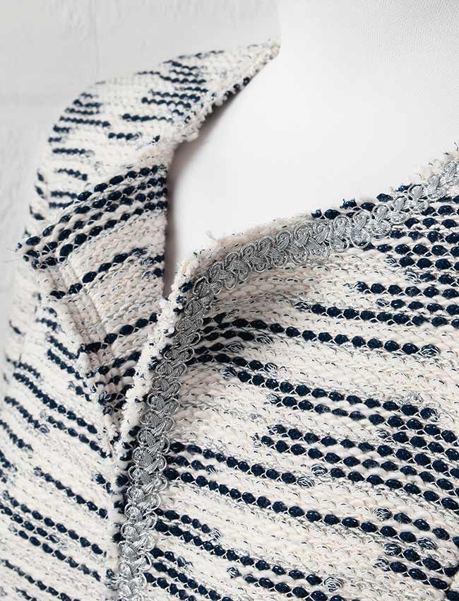 Detalle chaqueta con pasamanería plateada en el contorno.