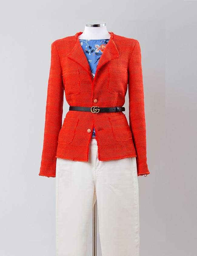 Chaqueta mujer estilo chanel color coral con acabado deshilado. Sastrería Brune.