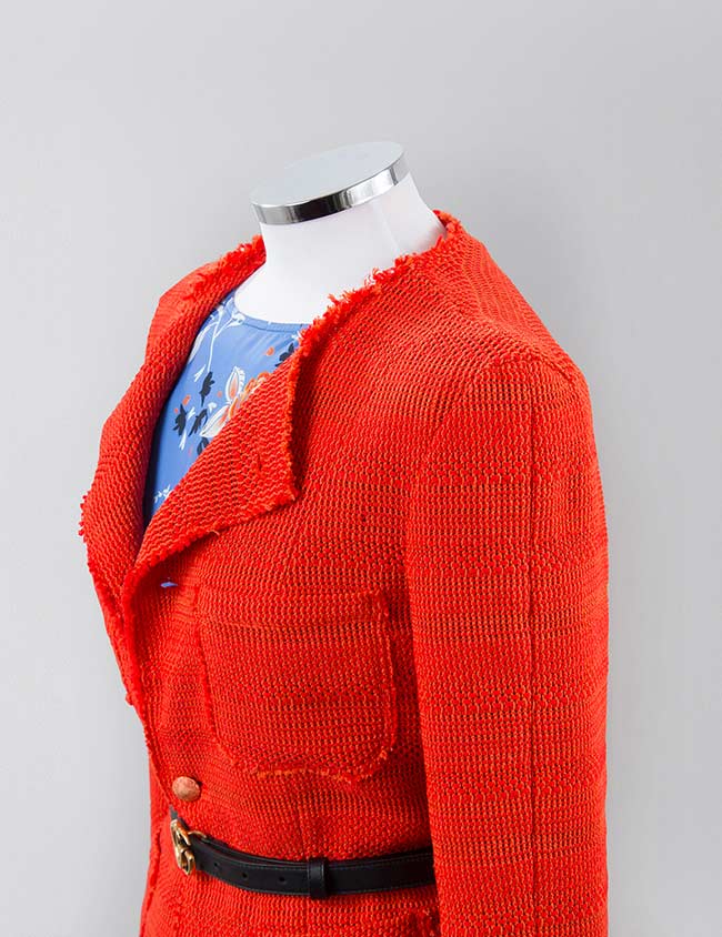 Detalle solapas efecto deshilado de chaqueta de algodón.