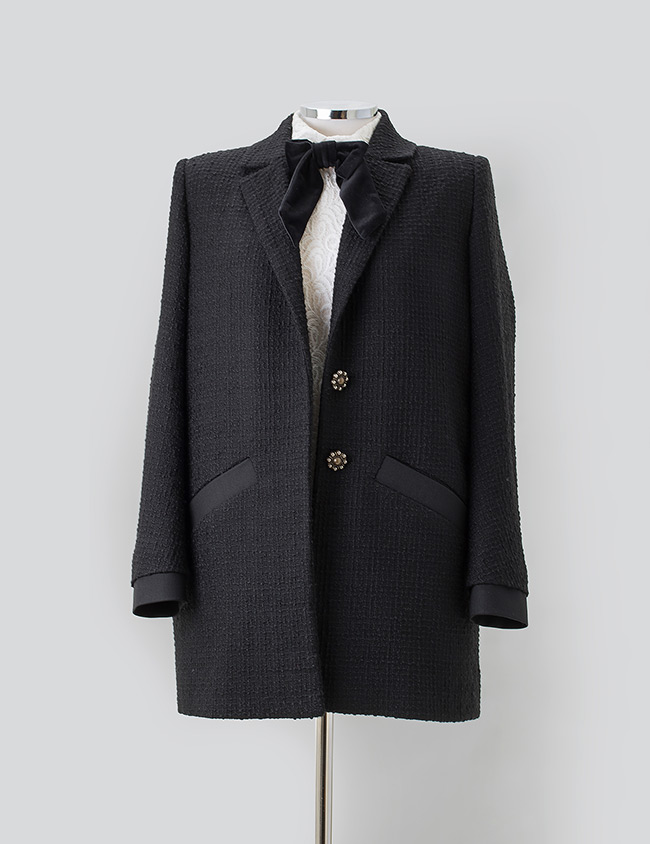 Chaqueta de mujer color negro elaborado en lana super 150’s merino wool. Sastrería Brune.