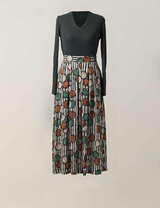 Falda larga de verano con pliegues hecha a media. Sastrería Brune.