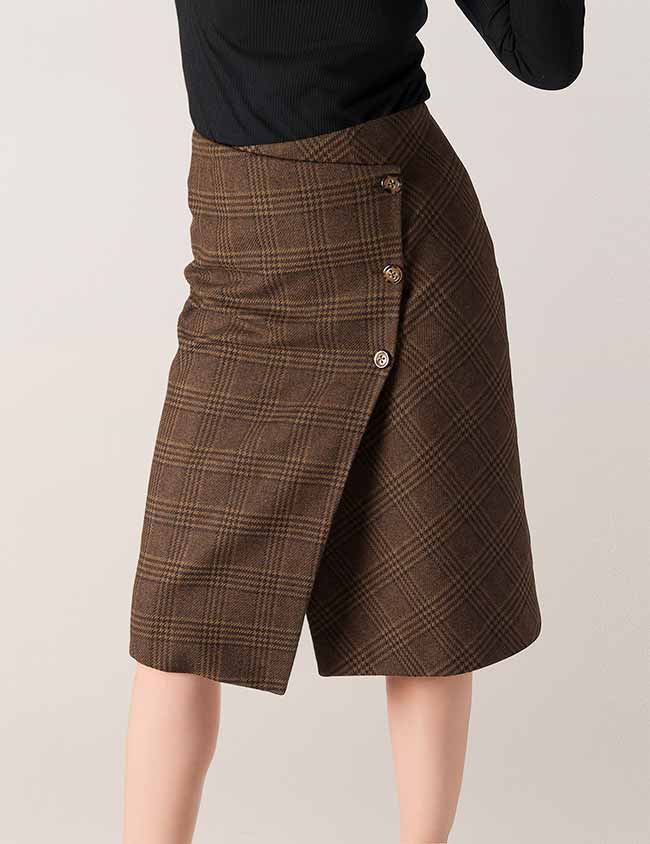 Detalle de falda asimétrica con 3 botones delanteros.