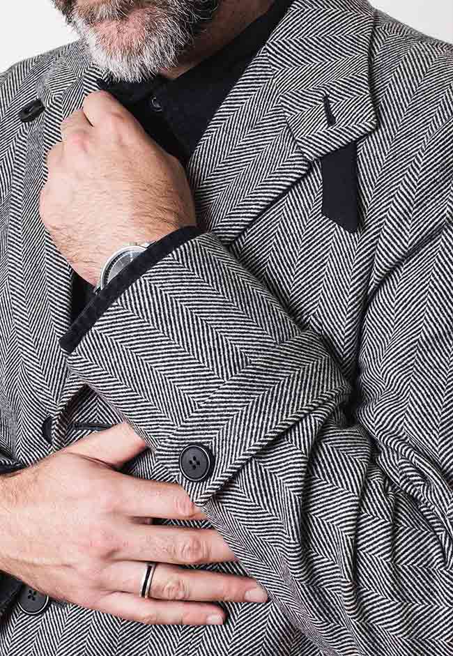 Detalle de cinturones en puños de abrigo hecho a medida. Sastrería Brune.