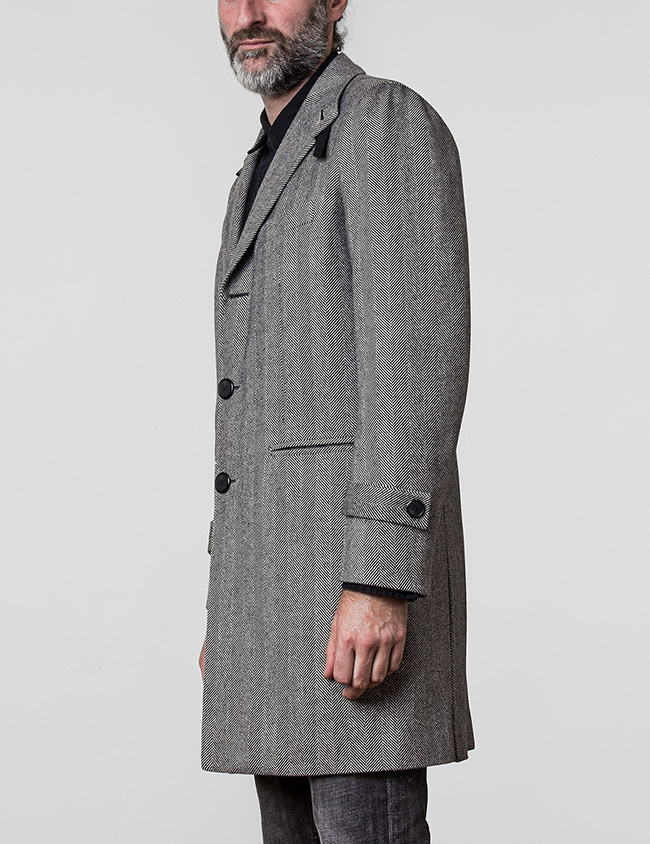 Detalle mangas napolitanas de abrigo de espiga para hombre color gris. Sastrería Brune.