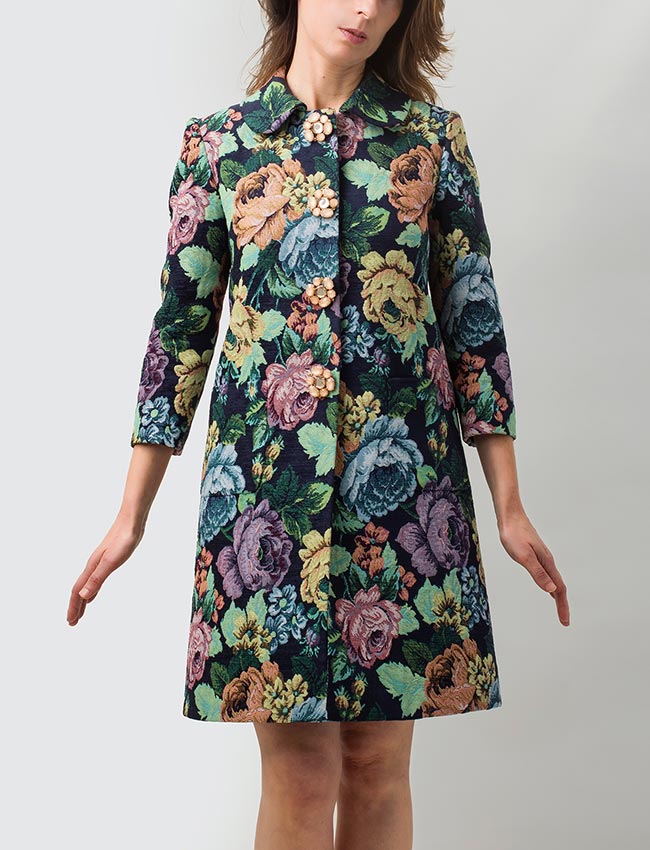 Abrigo de mangas por encima de la muñeca.