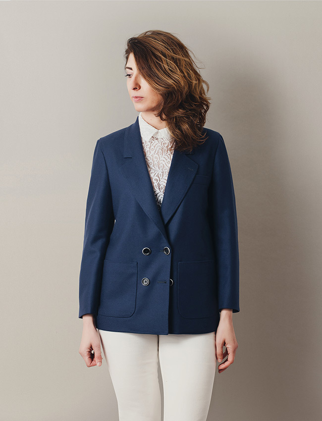 Modelo femenino vistiendo blazer cruzado de color azul. Sastrería Brune.