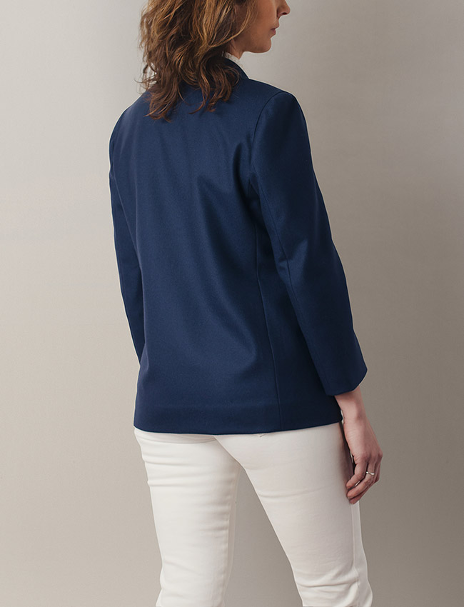 Detalle blazer mujer espalda sin aberturas