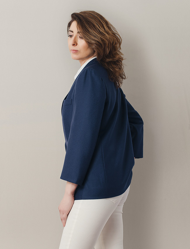 Detalle blazer mujer largura de mangas por encima de la muñeca.