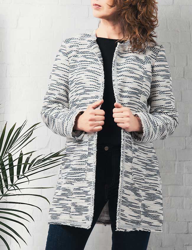 Modelo con chaqueta estilo Chanel en tejido de algodón tramado. Sastrería Brune.