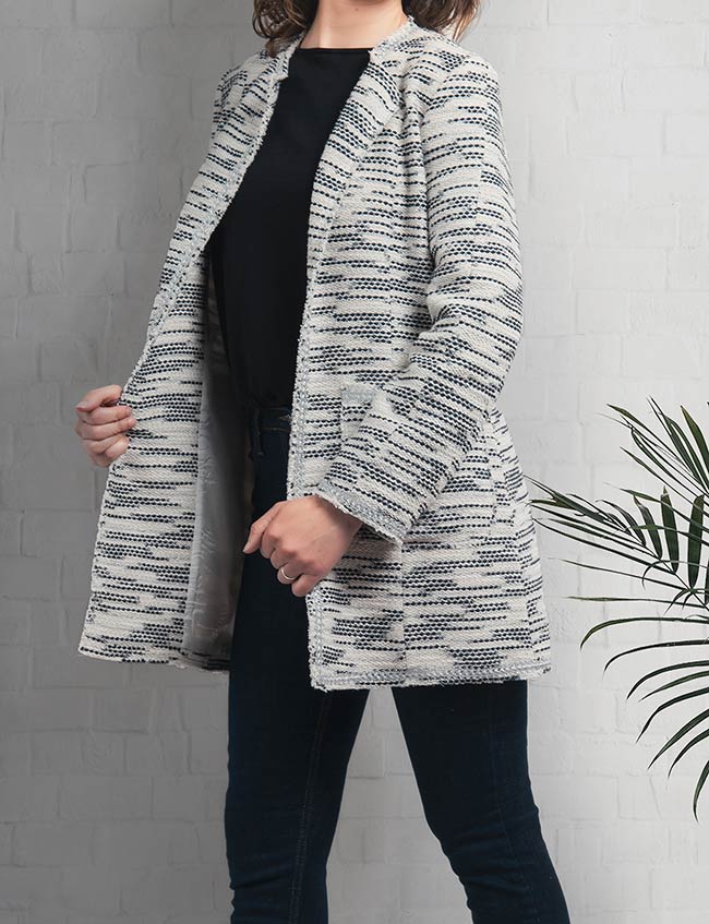 Modelo con chaqueta estilo Chanel en tejido de algodón tramado. Sastrería Brune.