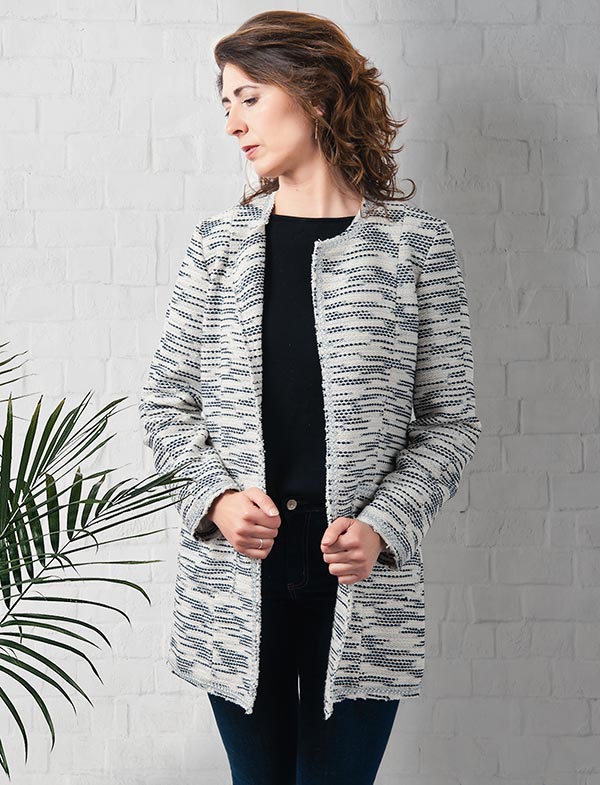 Modelo con chaqueta estilo Chanel en tejido de algodón tramado. Sastrería Brune.