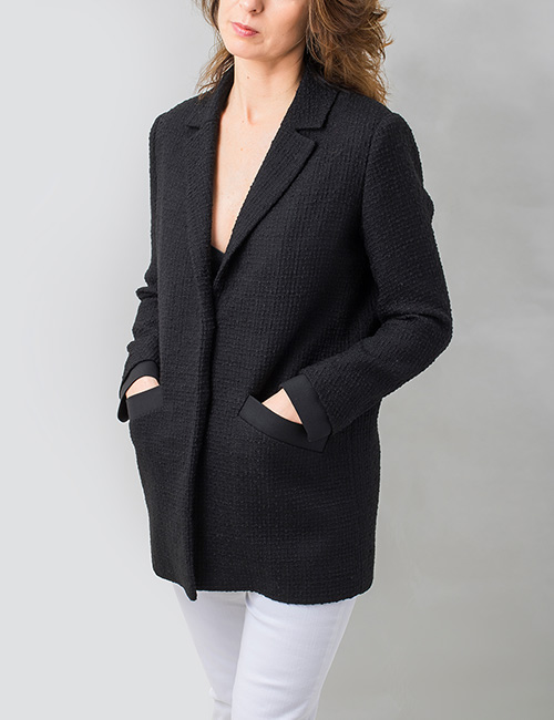 Modelo vistiendo chaqueta blazer de color negro