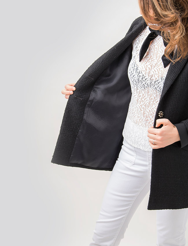 Detalle de forro de chaqueta de mujer de color negro.