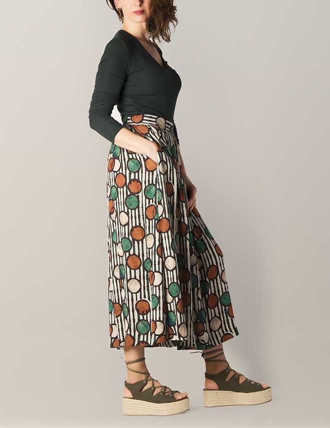Modelo vistiendo falda larga estampada. Sastrería Brune.