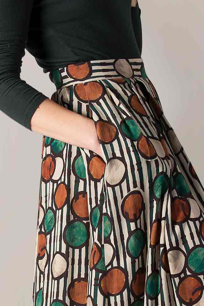 Falda larga con bolsillos delanteros invisibles.