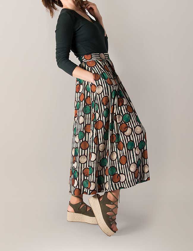 Modelo vistiendo falda larga estampada. Sastrería Brune.