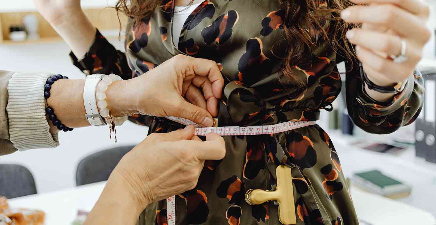 Edurne Moreno midiendo la cintura de una clienta