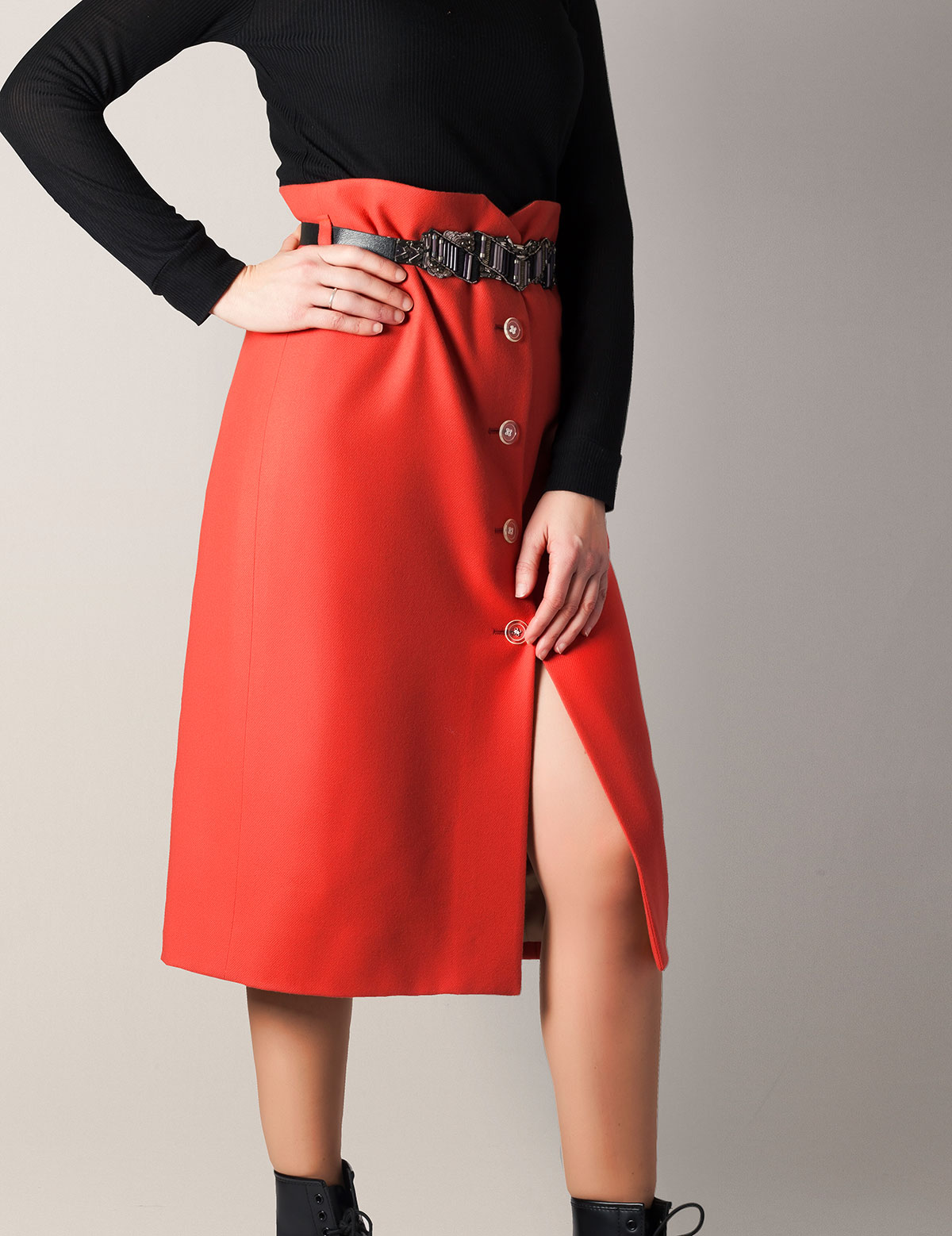 Falda largura midi con cinturón 